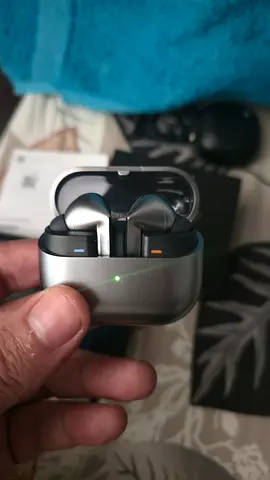 Used wireless earbuds with charging case — works Perf, like new Samsung Buds 3 Pro With Box