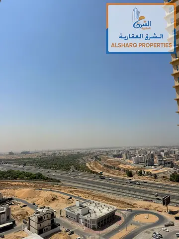 غرفتين وصالة-2حمام-غرفة ماستر-بلكونة-زجاج بانوراما-اطلالة مفتوحة-باركنج داخل البناية-تكييف مركزي-موقع مميز-سهل المخرج لدبي والشارقة