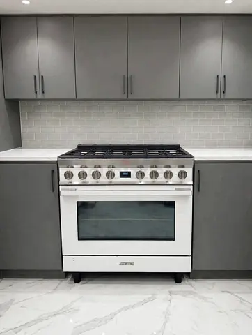 White freestanding gas range oven - good working condition