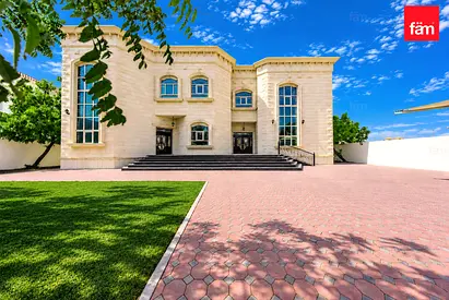 Suburban villa for family, easy access to the city