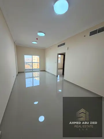 شقة غرفة وصالة للإيجار السنوي في منطقة الجرف 3 عجمان، 2 حمام وبلكونة بإطلالة مفتوحة وخزائن بالحائط، بسعر 33 ألف على 4 أو 6 دفعات وتأمين بشيك