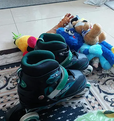 Kids adjustable inline roller skates - green/black, size adjustable with free toys.