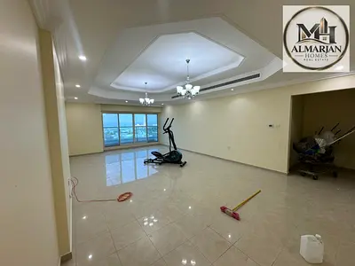 شقة 3 غرف وصالة بإطلالة بحرية مباشرة على كورنيش عجمان خزائن حائط مدمجة 4 حمامات. غرفة خادمة مستقلة. موقف سيارة مجاني تقسيمات ممتازة