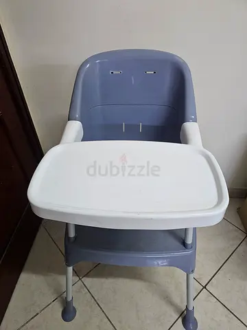 Simple baby high chair with removable tray — good condition