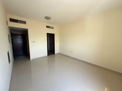 مطبخ منفصل / تكييف مركزي / على مخرج الشارقه مباشره / مساحه واسعه