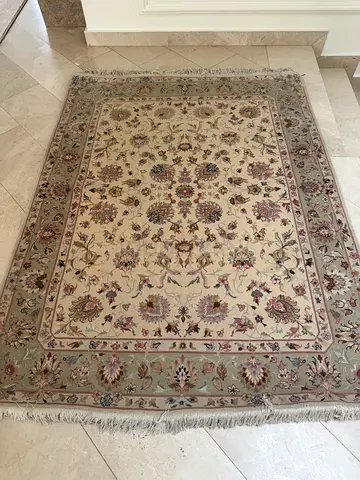 Light Beige Floral Persian-Style Area Rug with Fringe - Excellent Condition (200 x 155 cm)