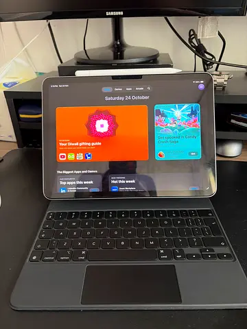 iPad 11 inch with Keyboard Case and Apple Pencil-, Good Condition
