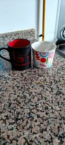 Set of 2 ceramic mugs (one with spoon)