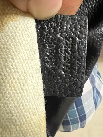 Gucci Black leather handbag with embossed interior tag - preowned