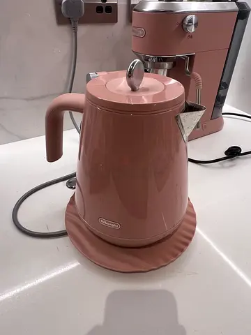 DeLonghi Eclettica electric kettle pink