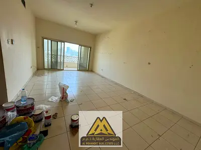 شقة واسعة جدًا للإيجار السنوي في منطقة ليوارة 1 بعجمان، بجوار محطة الباص، تتميز بمساحة كبيرة وبلكونة ممتازة، مع تكييف مركزي وخزائن حائط، مما يجعلها خي