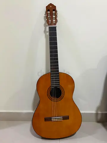 Yamaha C40 Classical Guitar (Full Size 4/4) – Includes Blue Carrying Case & Beginner Booklet