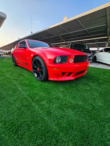 Very Rare Mustang SALEEN 2005 clean title / full original 49000 kms only .