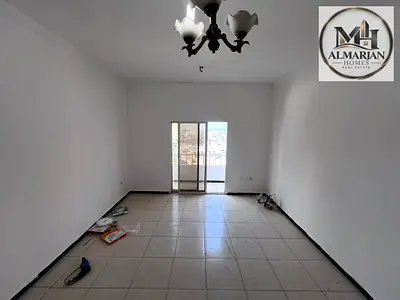 غرفة وصالة بالراشدية 3 عجمان مع بلكونة وإطلالة على الكورنيش، مساحة كبيرة وخزائن حائط بسعر 26 ألف