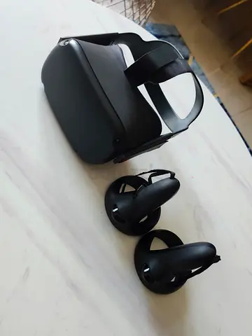 Oculus quest 1 VR headset with original carrying case