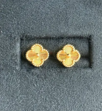 18k gold stud earring
