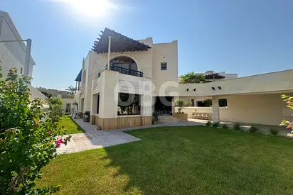 Renovated | Close To Beach | 4 BR + Maids