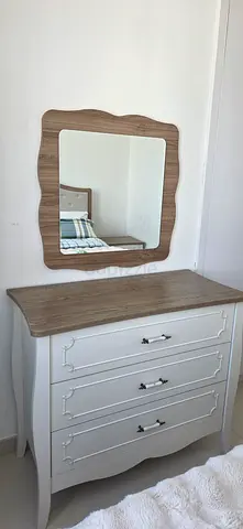White wooden dresser with matching scalloped mirror - bed 160x200 9/10 condition