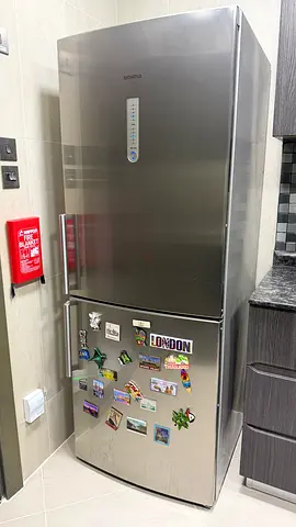 Siemens stainless steel bottom-freezer fridge - good condition