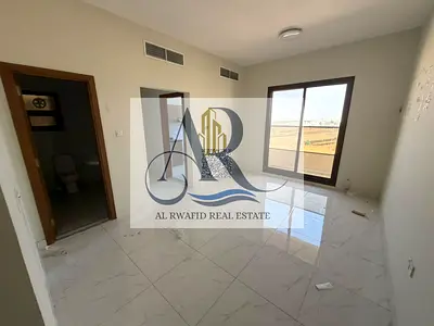 شقة مميزة بحمامين وبلكونة وموقف مجاني بعجمان