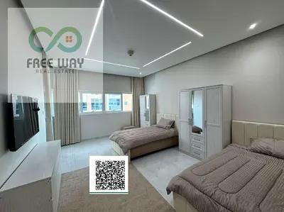 🛏️ غرفتا نوم 🛋️ صالة واسعة 🍽️ مطبخ مغلق 🚿 حمامان 🌊 بلكونة بإطلالة