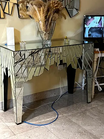 console (glass)