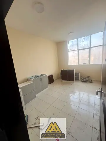 استوديو بالحميدية 1، عجمان، مطبخ شبه منفصل وتكييف مركزي، قرب المحكمة واتصالات. 16 ألف سنوياً، 4 دفعات، تأمين 2000 كاش أو مؤجل.