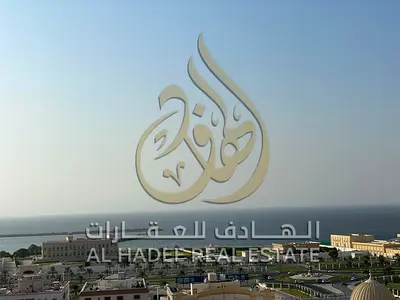 بلكونة بإطلالة بحرية – موزّع للخصوصية – تكييف وغاز مركزي – خزائن بالحائط – باركينج مجانًا خلف البناية – تسهيلات في السداد .