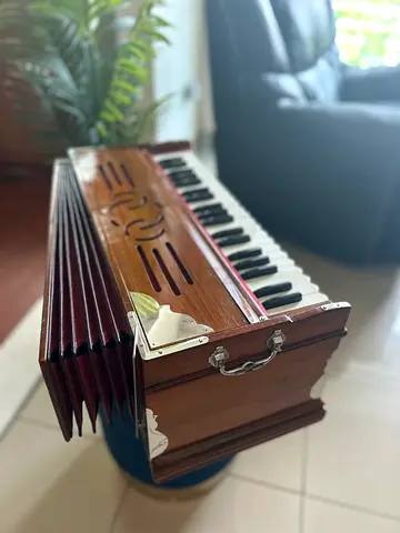 BRAND NEW condition Harmonium teak wood 100% India-made