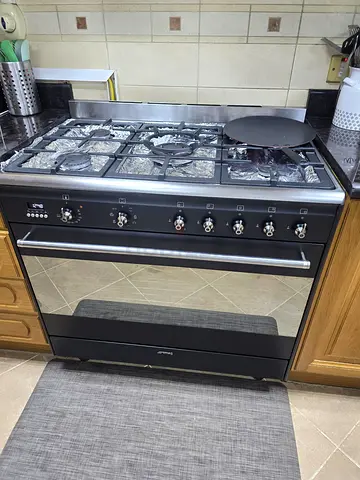 SMEG Dual Combination Stove 90cm With Excellent Condition Same As Like New With Dual Fan