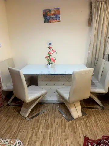 Dinning table without chairs in excellent condition