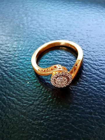 18K Yellow Gold ring with 0.15 carat diamonds - elegant design, lightly used 4.19 grams