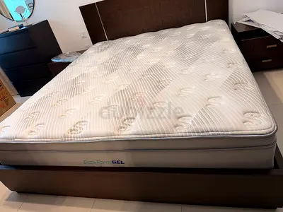 The Mattress Store brand king size mattress (size 210 * 180cm) with gel memory foam mattress