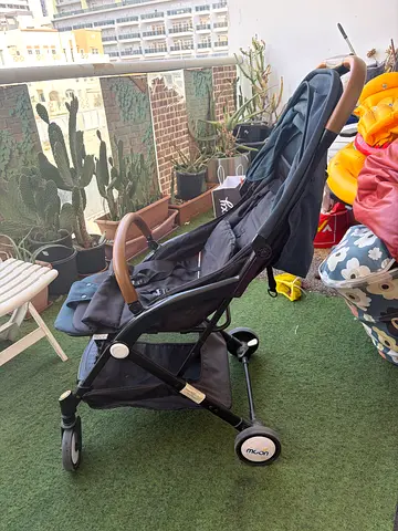 Lightweight Maclaren-style Stroller - Compact and Foldable