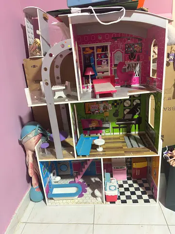 Doll house in good condition