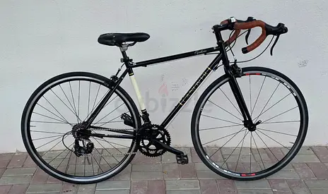 Vintage-style road bike, Shimano gears, 700c wheels — good condition