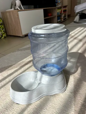 Gravity food dispenser for dogs/cats - 2L, clean and working