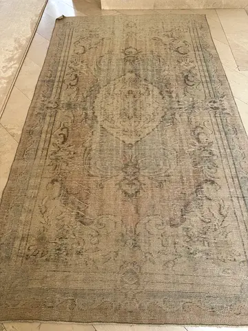 Vintage-style large area rug, neutral tones, v. good condition - Turkish made (290 x 160 cm)
