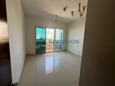 اطلالة مفتوحة مع باركن وبالكونة وخزائن في الحائط