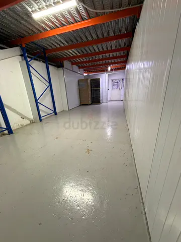 Empty industrial storage unit on ground floor, great location