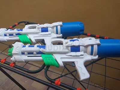 2 Water guns toys