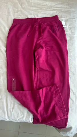 New original pink GAP sweatpants medium with ticket. Fleece lining. Never worn.