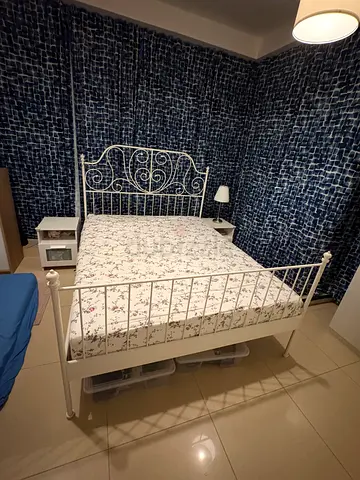 White Metal Bed Queen Size White with Mattress