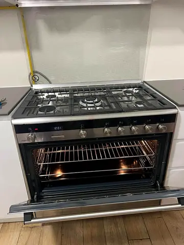 Stainless Steel Gas Range with Oven - 5 Burners, Good Condition