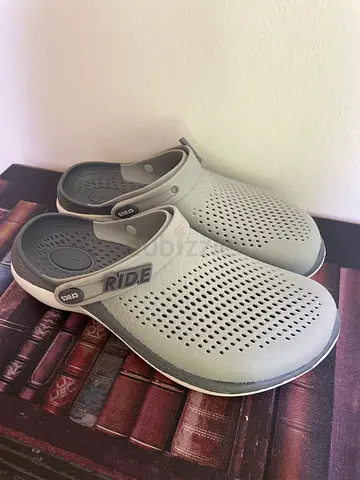 Light grey Crocs literide-style slip-on clogs, Size-43-44, not used at all,size is too big