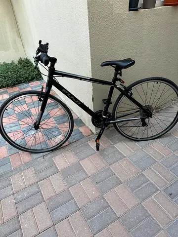 Black hybrid/road bicycle - good working condition