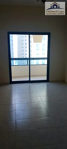 🏢 **شقة 3 غرف وصالة مع غرفة خادمة للإيجار السنوي** فرصة مميزة لاستئجار شقة واسعة ومناسبة للعائلات، تتميز بتصميم عملي ومساحات مريحة توفر الراحة والخص