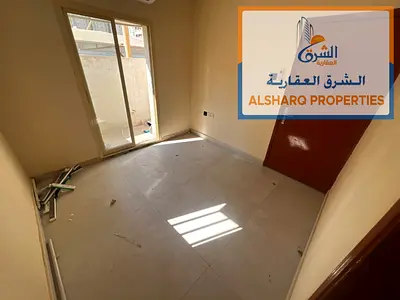 غرفة وصالة بالطابق الأرضي بمساحة واسعة وبلكونة في ثاني صف من كورنيش عجمان