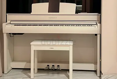 Piano Yamaha CLP-745 digital piano in white digital