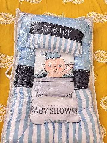 Baby bed with pillow